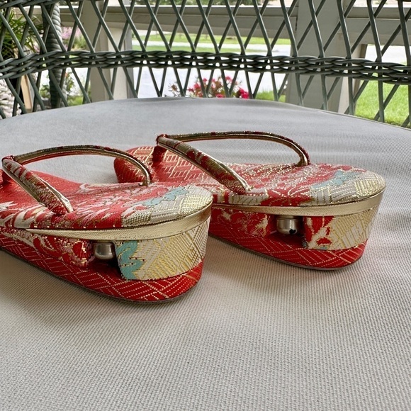 AUTHENTIC, NWOT, VINTAGE JAPANESE GIRLS ZORI GEISHA SANDALS. SILVER BELL IN HEEL - Picture 5 of 9